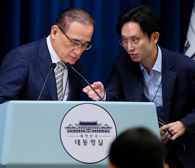 관계자와 이야기하는 위성락 안보실장<YONHAP NO-4926>
