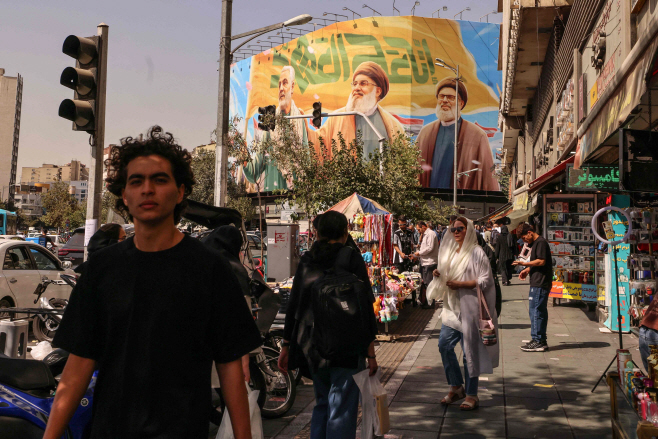TOPSHOT-IRAN-ECONOMY-DAILY LIFE <YONHAP NO-7825> (AFP)