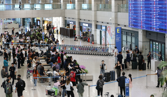 중국 단체관광객 무비자 입국 첫날<YONHAP NO-4674>
