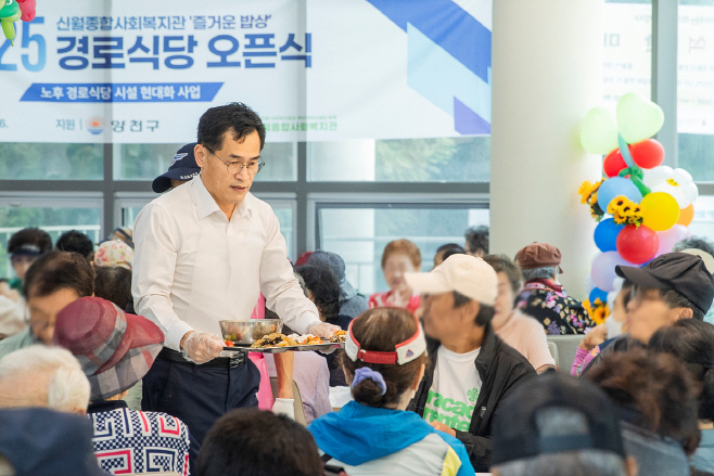 사진1(이기재 양천구청장이 지난 26일 신월종합사회복지관 경로식당에서 어르신들에게 식사를 대접하고 있다)