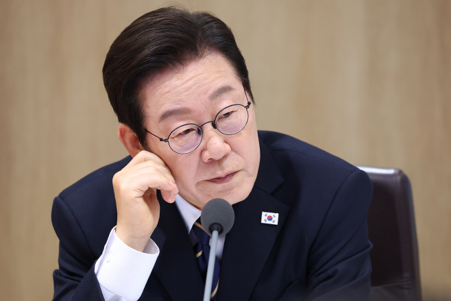참석자 발언듣는 이재명 대통령
