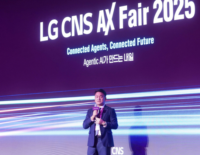 [사진1] 30일 여의도 콘래드호텔에서 열린 LG CNS 고객초청 행사 AX페어 2025에서 LG CNS AI클라우드사업부장 김태훈 전무가 환영사를 하고 있는 모습