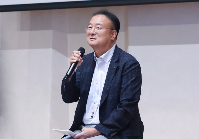 [사진1] LG이노텍 문혁수 대표가 최근 열린 사업장 현장경영에서 임직원들에게 미래 신사업 계획에 대해 설명하고 있다