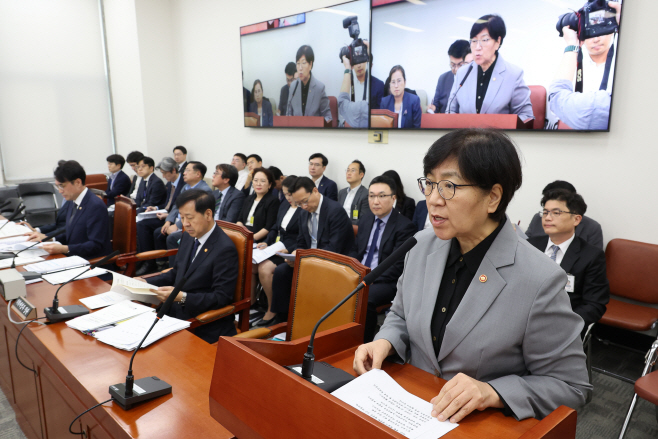 정은경 보건복지부 장관 업무보고<YONHAP NO-3619>