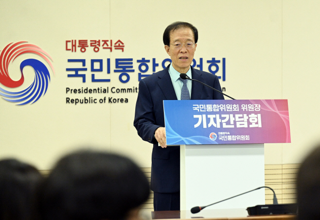 [포토]기자간담회에서 인사말하는 이석연 위원장