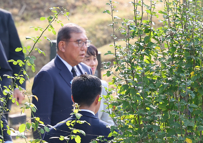 의인 이수현씨 묘 참배하는 이시바 시게루 일본 총리