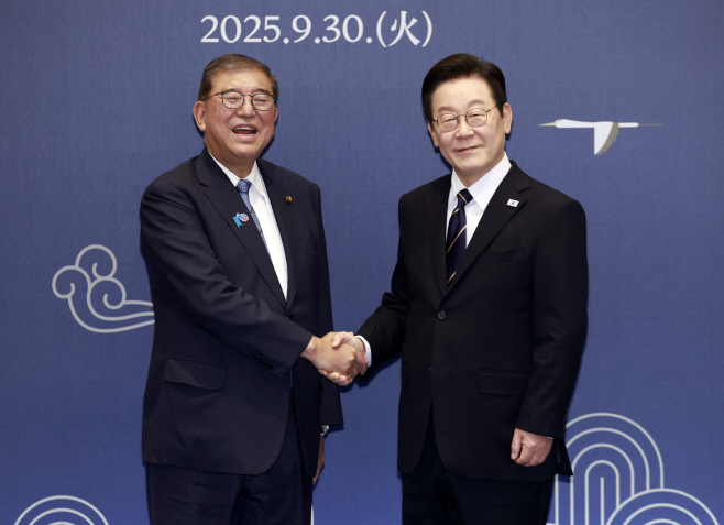 부산에서 손잡은 한일 정상<YONHAP NO-4531>
