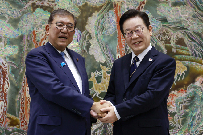 셔틀 외교 복원, 부산에서 만난 한일 정상<YONHAP NO-4515>