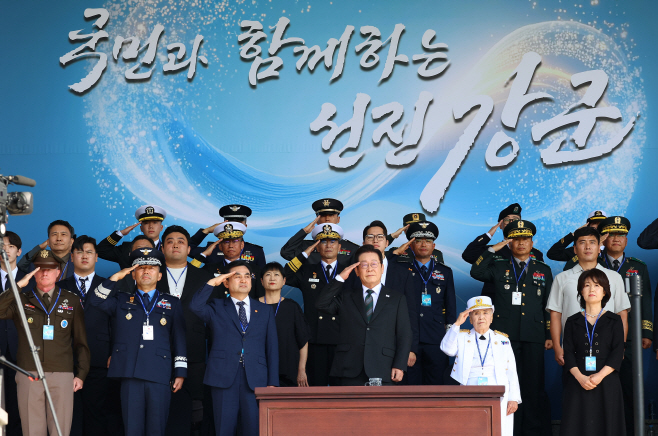 거수경례하는 이재명 대통령<YONHAP NO-4019>