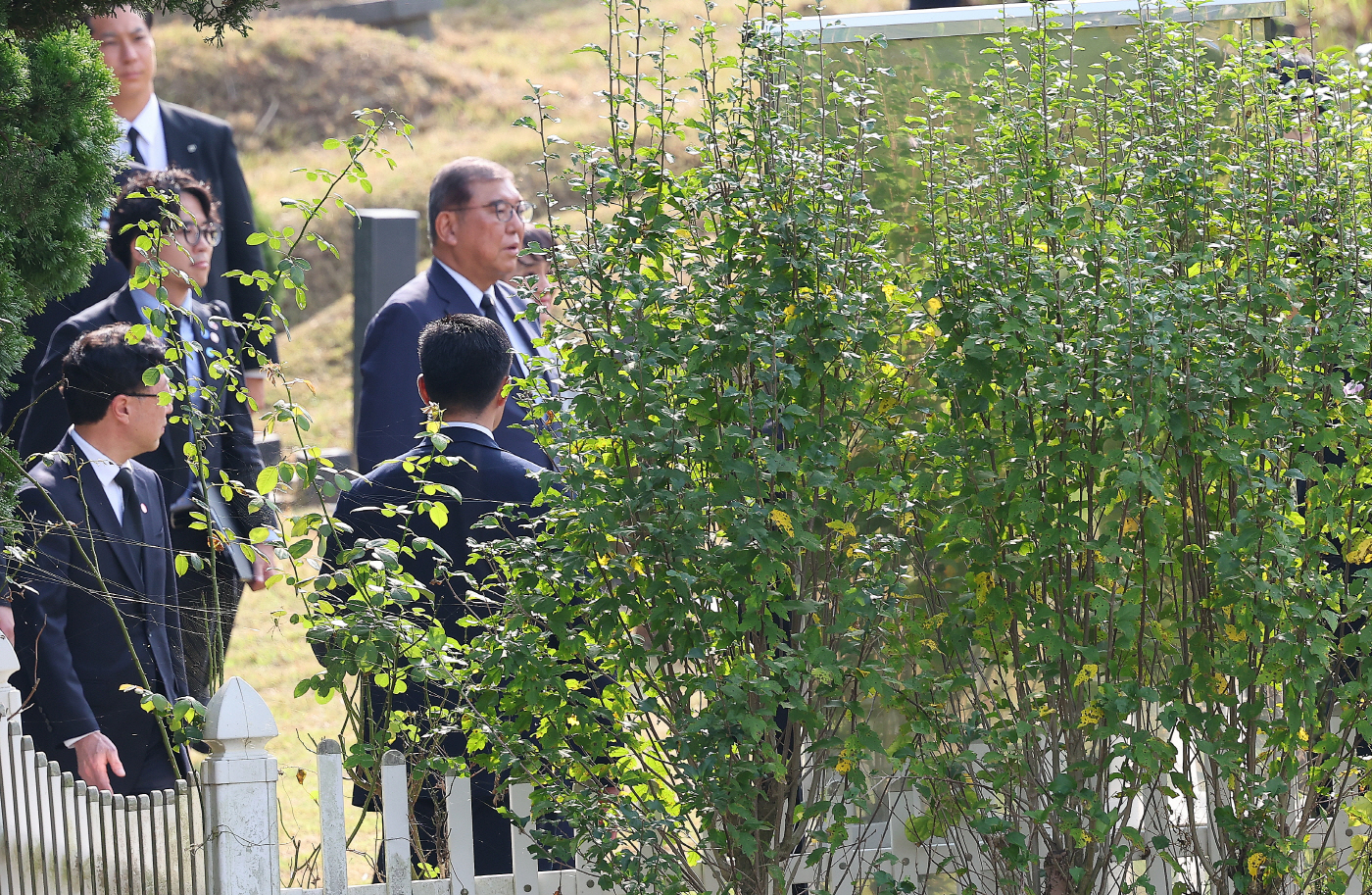 의인 이수현씨 묘 참배하는 이시바 시게루 일본 총리