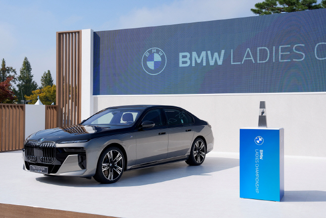 사진2-BMW 레이디스 챔피언십 2024_갤러리 플라자에 전시된 i7 xDrive60 M 스포츠 프로 2024 LPGA 에디션