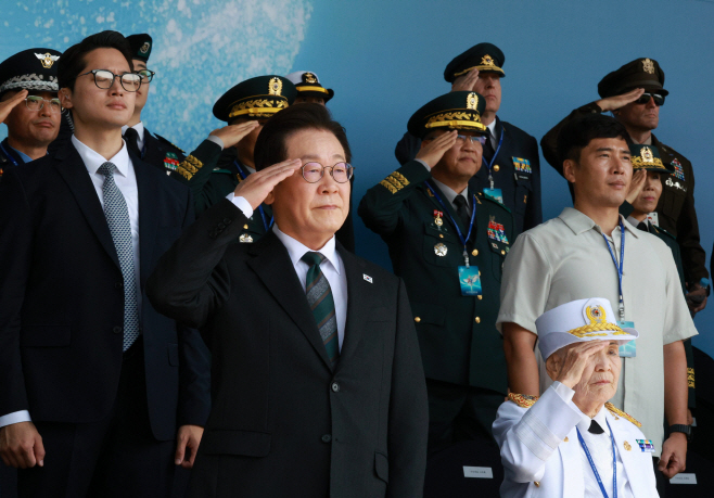 거수경례하는 이재명 대통령<YONHAP NO-4017>