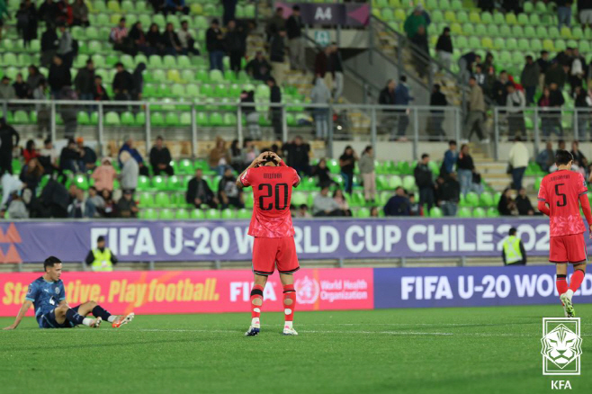 한국, 10명 싸운 파라과이와 0-0