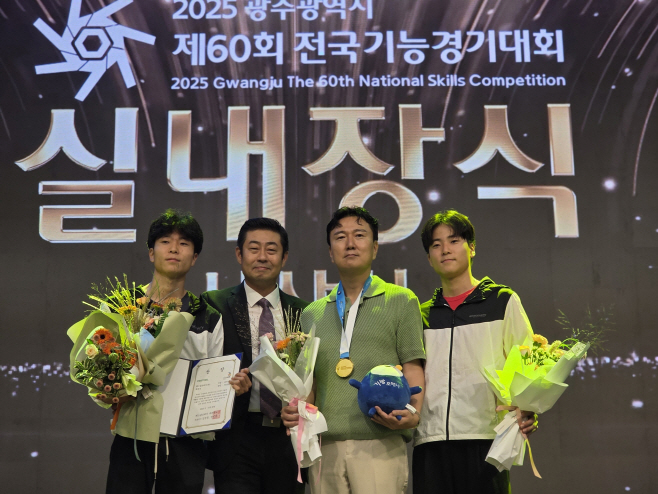 대회현장사진 _ (좌측부터) 정윤우 선수(실내장식 우수상), 윤성준 지도교사, 선수 父, 정윤성 선수(실내장식 금메달)