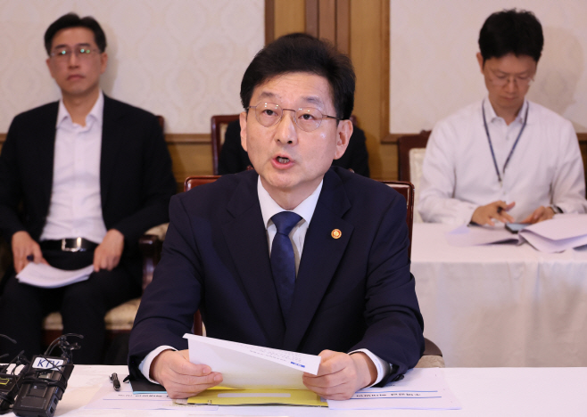 발언하는 윤창렬 국무조정실장<YONHAP NO-4151>