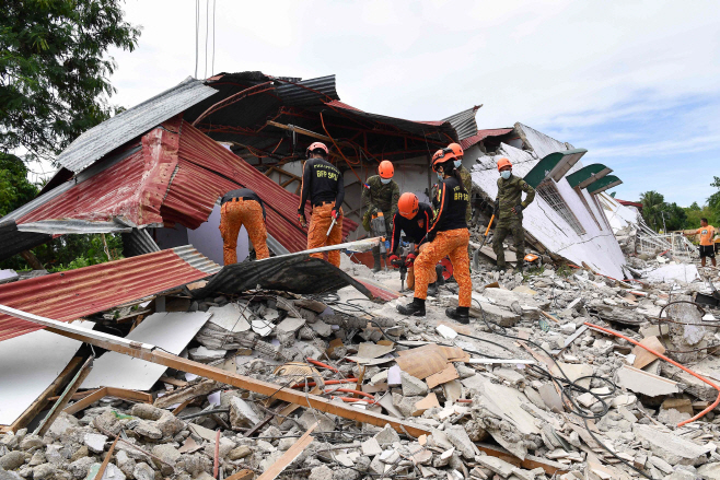 PHILIPPINES-QUAKE <YONHAP NO-5959> (AFP)