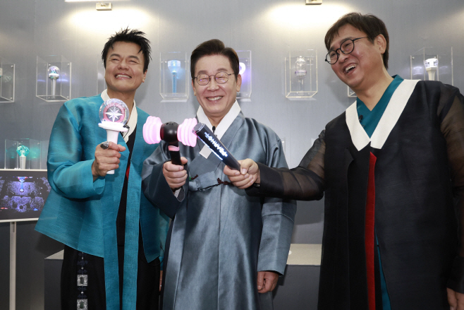 응원봉 든 이재명 대통령