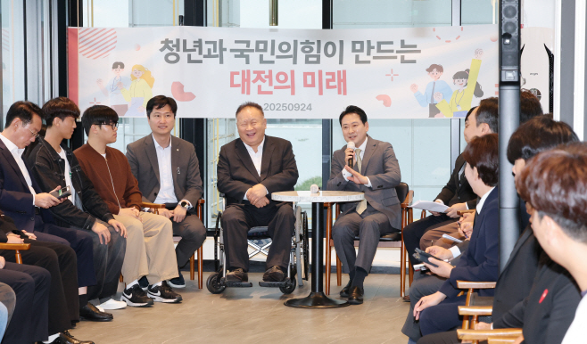 대전 청년 만난 장동혁<YONHAP NO-5389>