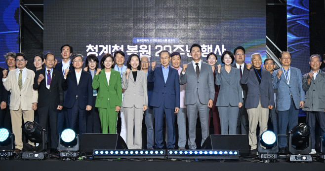 사진4. 오세훈 서울시장이 1일(수) 청계광장에서 열린 '청계천 복원 20주년 기념식'에 참석한 내빈과 기념촬영을 하고 있다.