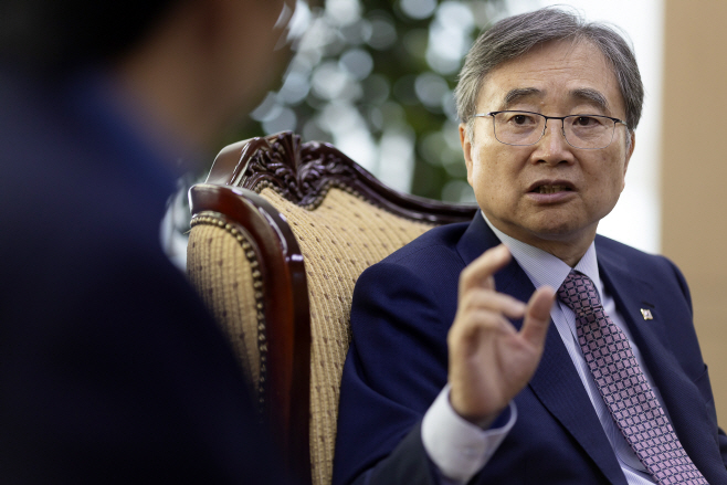 인터뷰하는 조현 장관<YONHAP NO-1773>