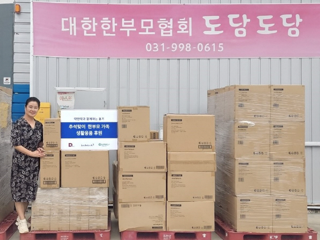 [락앤락 사진자료] 락앤락, 추석 맞이 한부모 가족 100가구 대상 생활용품 후원