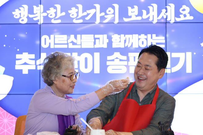 송편 맛보는 장동혁 대표<YONHAP NO-3231>