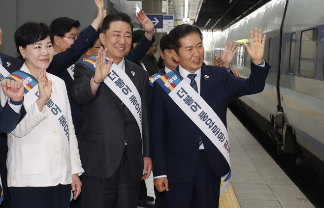 귀성객들에게 인사하는 민주당 지도부<YONHAP NO-3889>