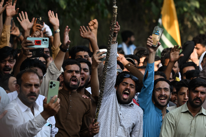 TOPSHOT-PAKISTAN-POLITICS-UNREST <YONHAP NO-0722> (AFP)
