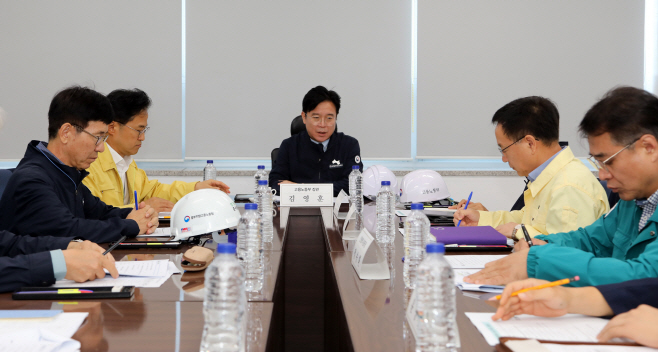 10.2 김영훈 고용노동부 장관, 인천환경공단 사망사고 현장 점검 실시 (3)