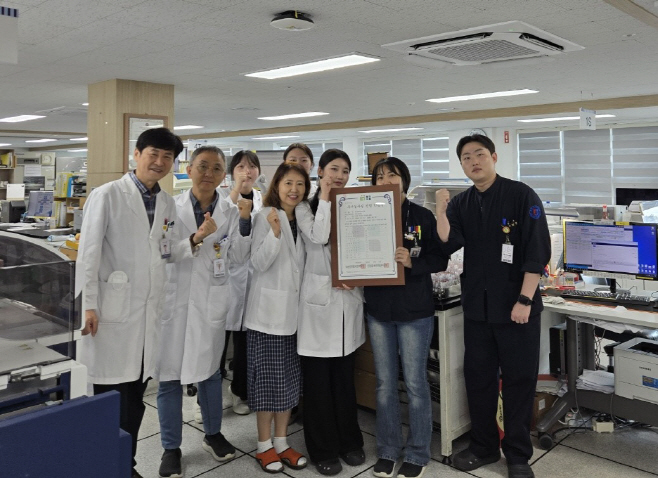 우수검사실 신임 인증을 획득한 원광대학교병원 진단검사의학과 인증 기념