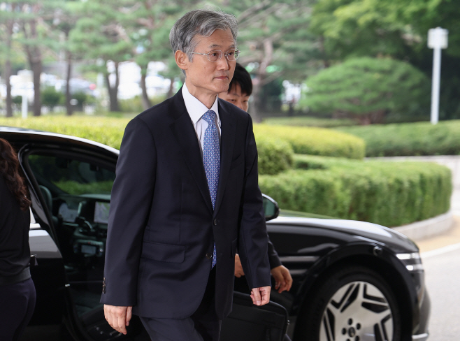 국회 청문회 불출석, 출근하는 조희대 대법원장<YONHAP NO-2553>