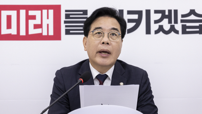 추석 연휴 앞두고 열린 기자간담회에서 발언하는...<YONHAP NO-3881>
