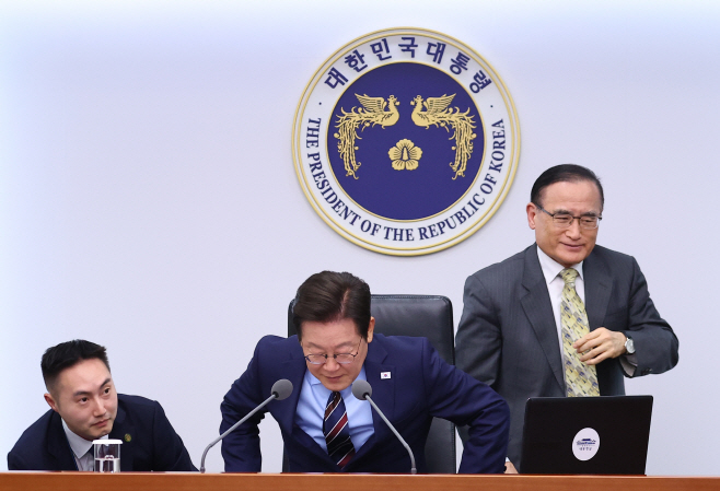 의자 높이 조절 도와준 뒤 자리로 향하는 위성락 실장