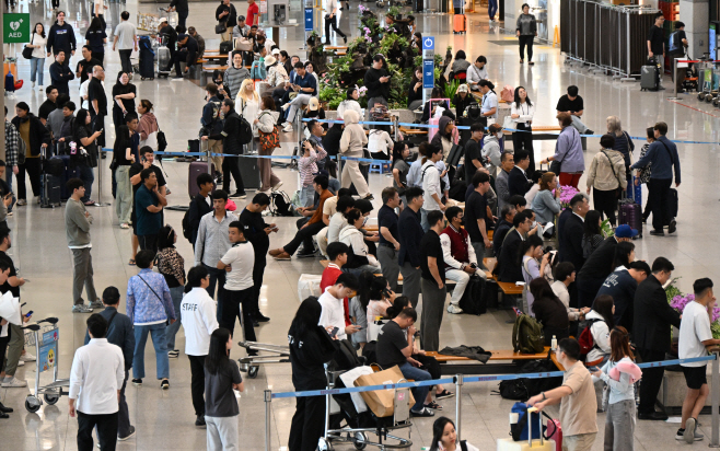 붐비는 인천공항 1터미널 입국장