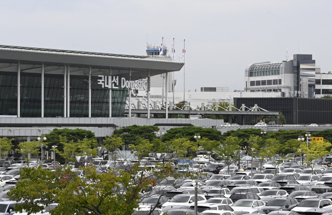 (붙임사진) 김포공항 청사 및 주차장 모습