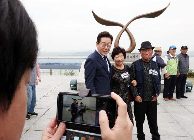 이재명 대통령, 실향민 가족과 기념촬영