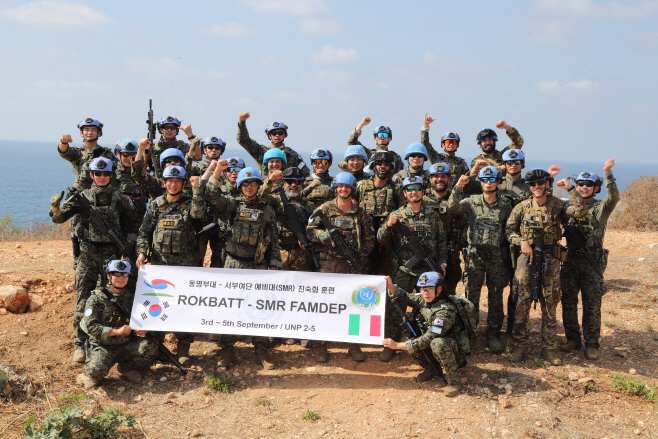 3-2. 동명부대 장병들과 서부여단 예비대(SMR) 이탈리아군 장병들이 UNIFIL 사격장에서 친숙화 훈련(FAMDEP)간 연합 전투사격을 마치고 기념촬영을 하고 있다 (1)