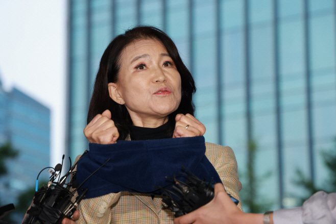 수갑 찬 채 압송되는 이진숙 전 방통위원장<YONHAP NO-5642>