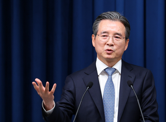 브리핑하는 김용범 정책실장
