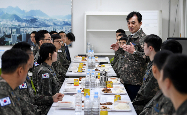 국방부장관 방공포대 현장점검 사진4(동석식사)