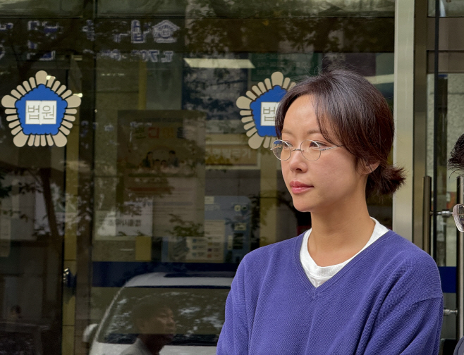 법원 나오는 황정음<YONHAP NO-2942>