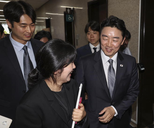 고위 당ㆍ정ㆍ대 회의 마치고 질문 속 이동하는 강훈식 비서실장