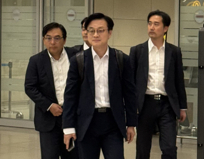 방미 마치고 귀국하는 김정관 산업통상부 장관<YONHAP NO-3629>