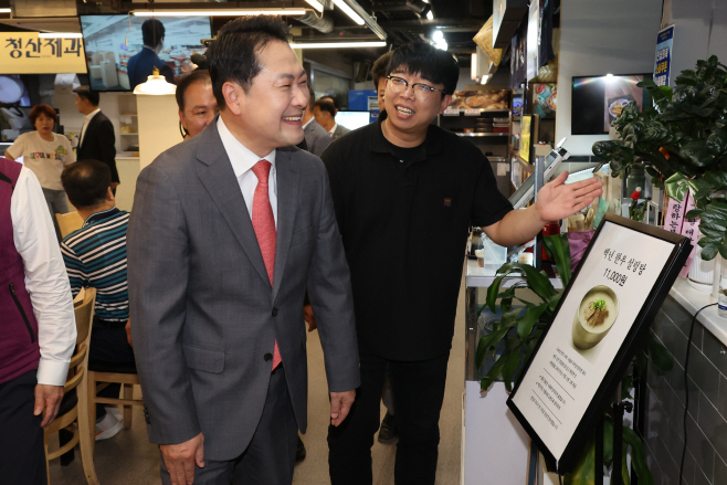 전통시장 청년 상인 만나는 장동혁 대표<YONHAP NO-4955>