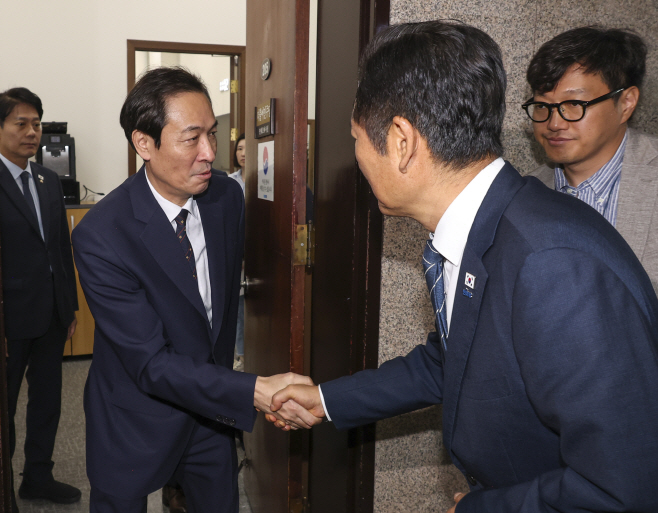 고위 당ㆍ정ㆍ대 회의 마치고 악수하는 정청래와...<YONHAP NO-3284>