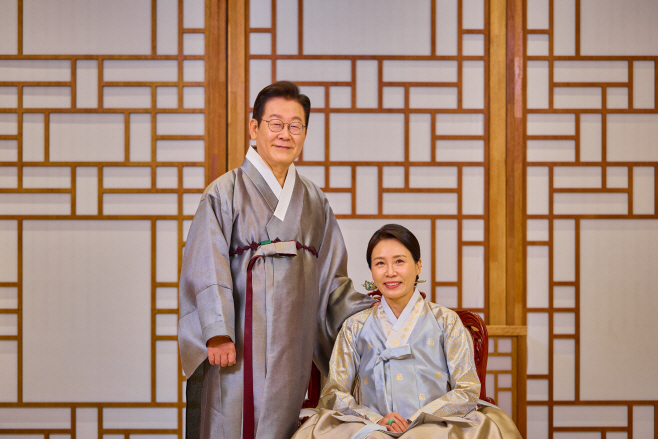 추석 메시지 전하는 이재명 대통령과 김혜경 여사<YONHAP NO-1561>