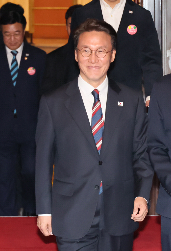 개천절 경축식에 입장하는 김민석 총리<YONHAP NO-5626>