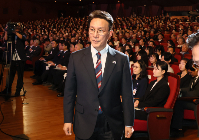단상 향하는 김민석 총리<YONHAP NO-5921>