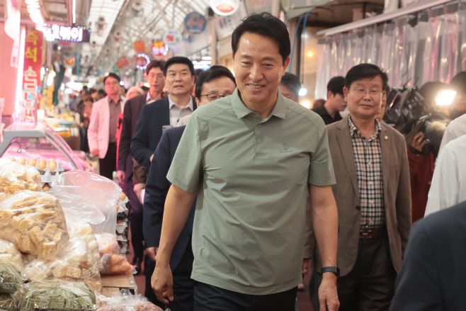 오세훈 서울시장, 추석 연휴 앞두고 남부골목시...<YONHAP NO-4646>