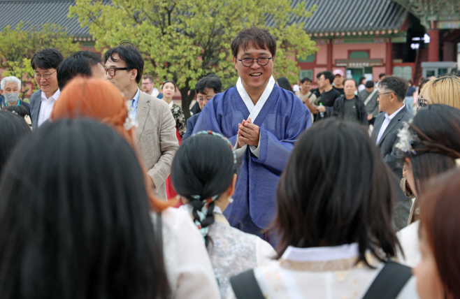 20251009-최휘영 장관 추석연휴 문화시설 현장방문02